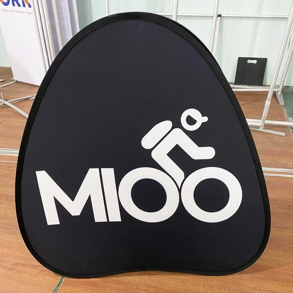 Prečo sa trojuholníkové pop-up bannery stávajú najefektívnejším nástrojom vonkajšej reklamy pre udalosti a propagačné akcie